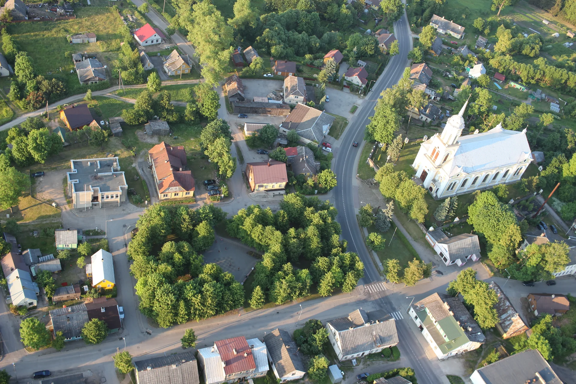 Kavarskas ir kavinės apylinkės iš paukščio skrydžio